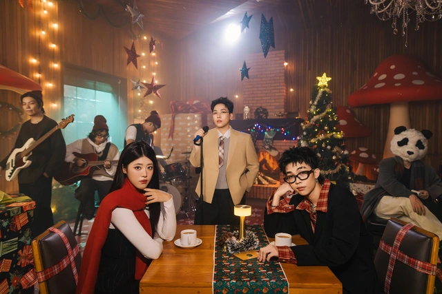 Kai Đinh rủ Min, Hoàng Dũng, Juky San 'ôm ôm' khán giả mùa Giáng sinh- Ảnh 3.