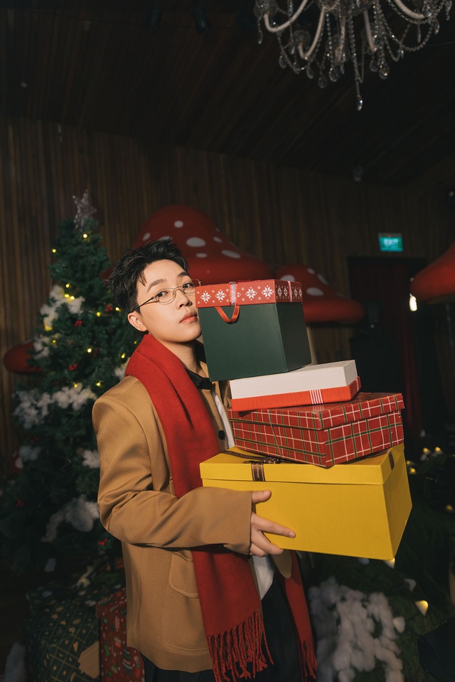 Kai Đinh rủ Min, Hoàng Dũng, Juky San 'ôm ôm' khán giả mùa Giáng sinh- Ảnh 5.