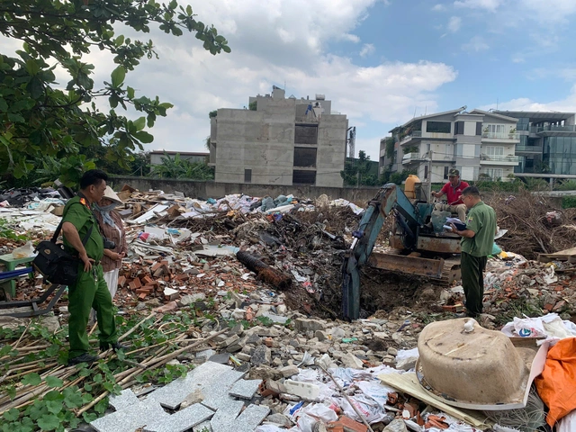Ho Chi Minh City police charge landowner over illegal dumping of nearly 2,900 tonnes of waste- Ảnh 3.