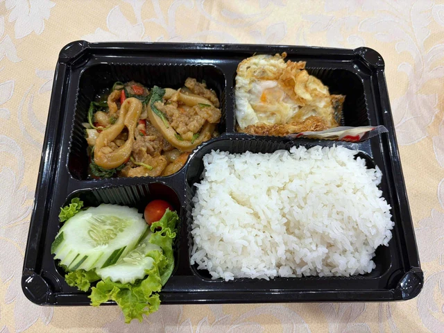 Vietnam football, futsal teams buy extra food amid nutrition concerns at SEA Games- Ảnh 2. Vietnam football, futsal teams buy extra food amid nutrition concerns at SEA Games- Ảnh 2.