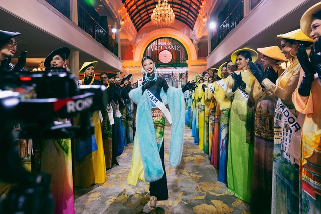 Thí sinh Miss Cosmo 2025 hào hứng khi diện áo dài Việt Nam - Ảnh 5.