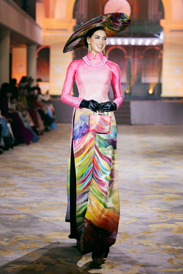 Thí sinh Miss Cosmo 2025 hào hứng khi diện áo dài Việt Nam - Ảnh 7.