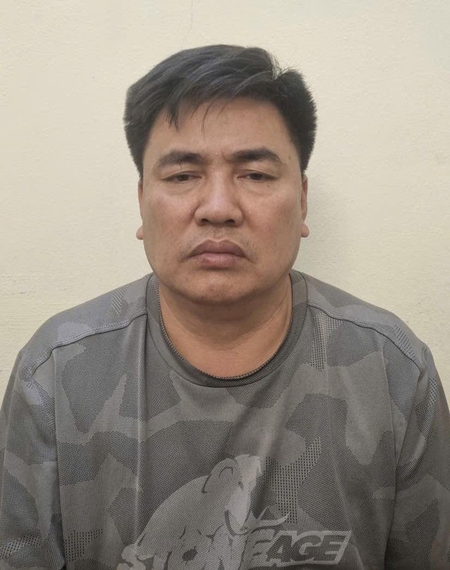 Hanoi police charge motorcyclist with attempted murder for pushing officer toward moving truck- Ảnh 2.