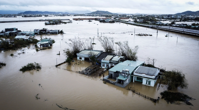 Historic floods in south-central Vietnam: from devastation to determined rebuilding - Ảnh 1.