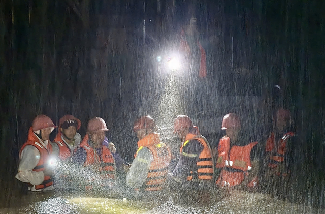 Historic floods in south-central Vietnam: from devastation to determined rebuilding - Ảnh 2.