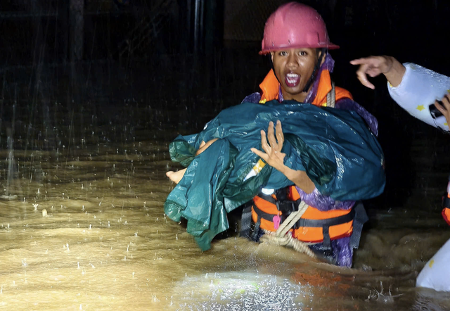 Historic floods in south-central Vietnam: from devastation to determined rebuilding - Ảnh 3.