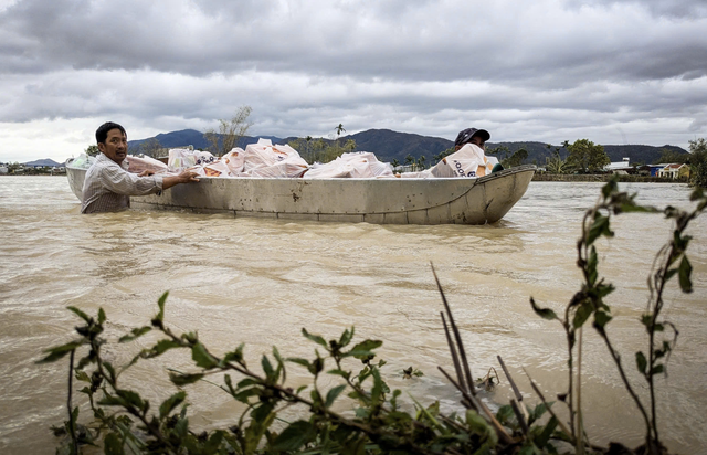 Historic floods in south-central Vietnam: from devastation to determined rebuilding - Ảnh 6.