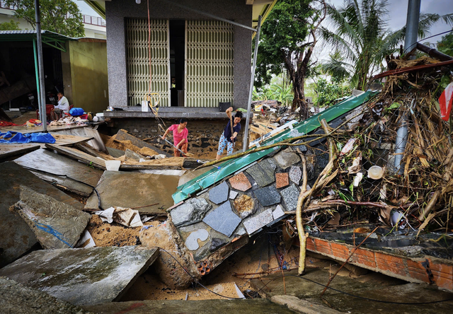 Historic floods in south-central Vietnam: from devastation to determined rebuilding - Ảnh 10.