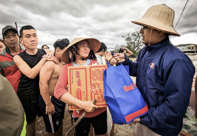 Historic floods in south-central Vietnam: from devastation to determined rebuilding - Ảnh 12.
