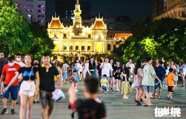 Ho Chi Minh City to build 2 pedestrian bridges near Bach Dang Wharf - Ảnh 2.