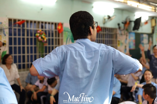 Học trò Trưng Vương mang 'lăng kính hy vọng’ đến Trường Chuyên biệt Hy Vọng- Ảnh 5. Học trò Trưng Vương mang 'lăng kính hy vọng’ đến Trường Chuyên biệt Hy Vọng- Ảnh 5.