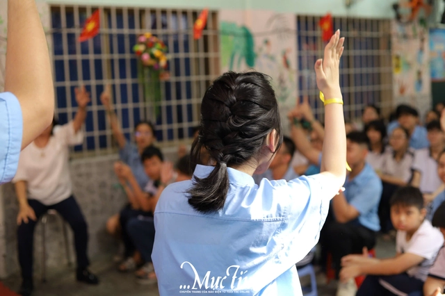 Học trò Trưng Vương mang 'lăng kính hy vọng’ đến Trường Chuyên biệt Hy Vọng- Ảnh 6. Học trò Trưng Vương mang 'lăng kính hy vọng’ đến Trường Chuyên biệt Hy Vọng- Ảnh 6.