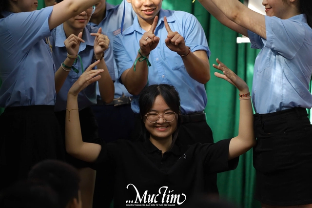 Học trò Trưng Vương mang 'lăng kính hy vọng’ đến Trường Chuyên biệt Hy Vọng- Ảnh 16. Học trò Trưng Vương mang 'lăng kính hy vọng’ đến Trường Chuyên biệt Hy Vọng- Ảnh 16.