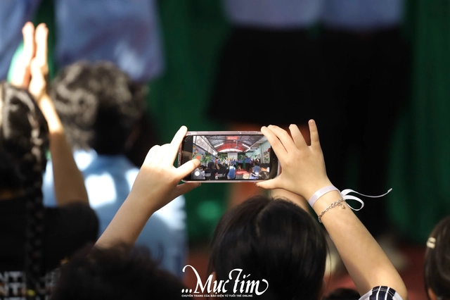 Học trò Trưng Vương mang 'lăng kính hy vọng’ đến Trường Chuyên biệt Hy Vọng- Ảnh 17. Học trò Trưng Vương mang 'lăng kính hy vọng’ đến Trường Chuyên biệt Hy Vọng- Ảnh 17.