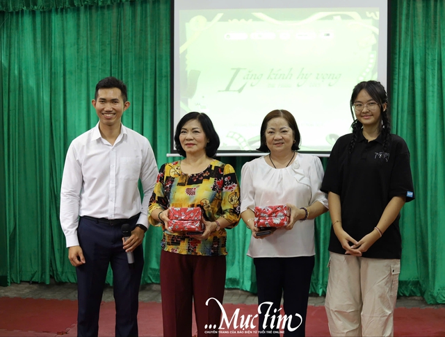 Học trò Trưng Vương mang 'lăng kính hy vọng’ đến Trường Chuyên biệt Hy Vọng- Ảnh 21. Học trò Trưng Vương mang 'lăng kính hy vọng’ đến Trường Chuyên biệt Hy Vọng- Ảnh 21.