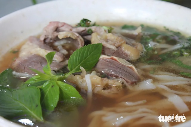 Thưởng thức phở hai tô, phở ngô, phở vịt quay đồng giá 40 nghìn đồng tại Ngày của Phở 2025 - Ảnh 3.
