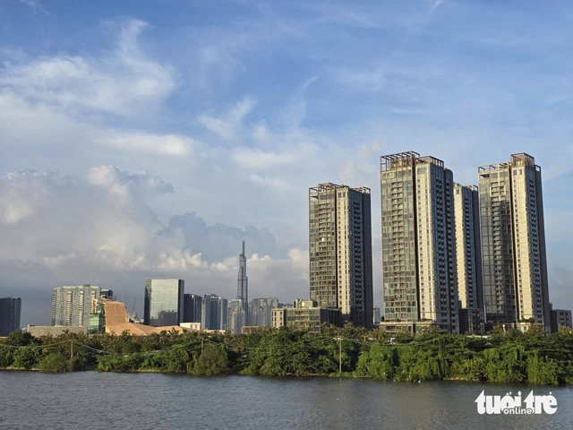 How Vietnam’s young buyers navigate a housing market amid widening income-home price gap - Ảnh 1. How Vietnam’s young buyers navigate a housing market amid widening income-home price gap - Ảnh 1.