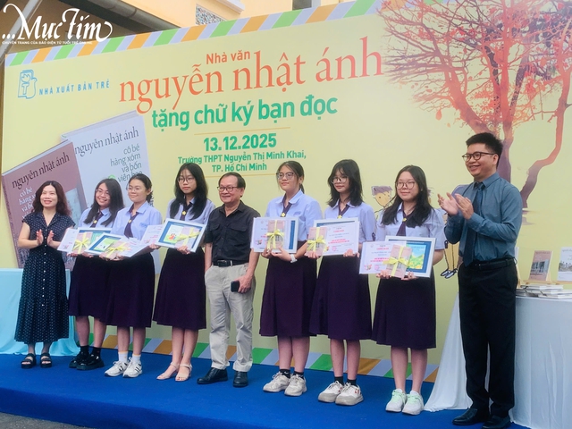 Nhà văn Nguyễn Nhật Ánh tặng chữ ký cho hơn 600 bạn đọc- Ảnh 1. Nhà văn Nguyễn Nhật Ánh tặng chữ ký cho hơn 600 bạn đọc- Ảnh 1.