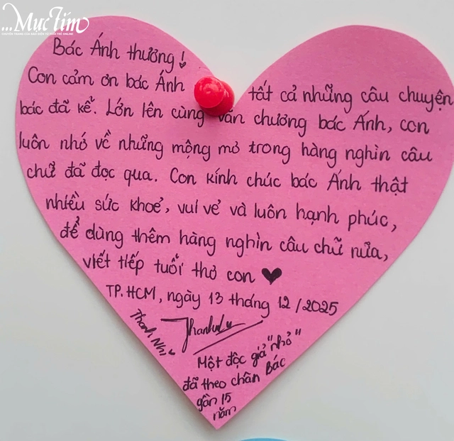 Nhà văn Nguyễn Nhật Ánh tặng chữ ký cho hơn 600 bạn đọc- Ảnh 6. Nhà văn Nguyễn Nhật Ánh tặng chữ ký cho hơn 600 bạn đọc- Ảnh 6.