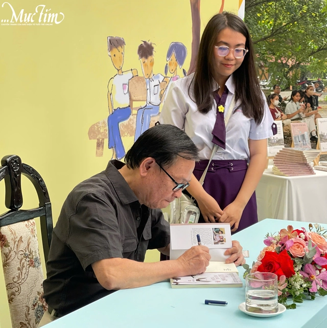 Nhà văn Nguyễn Nhật Ánh tặng chữ ký cho hơn 600 bạn đọc- Ảnh 4. Nhà văn Nguyễn Nhật Ánh tặng chữ ký cho hơn 600 bạn đọc- Ảnh 4.