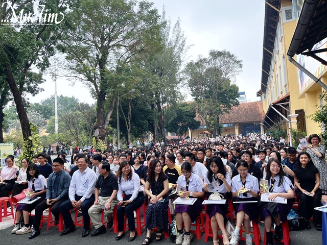 Nhà văn Nguyễn Nhật Ánh tặng chữ ký cho hơn 600 bạn đọc- Ảnh 2. Nhà văn Nguyễn Nhật Ánh tặng chữ ký cho hơn 600 bạn đọc- Ảnh 2.