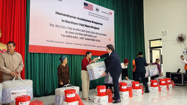 US ambassador visits disaster-affected families in northern Vietnam - Ảnh 2.