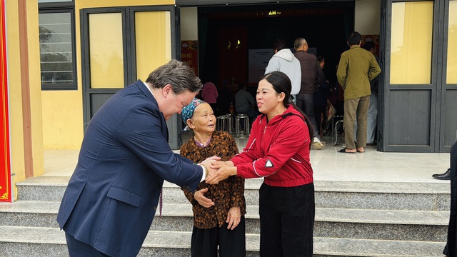 US ambassador visits disaster-affected families in northern Vietnam - Ảnh 1.