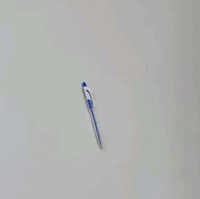 Bút bi dính tường có gì thú vị khiến học sinh lẫn giáo viên muốn thử?- Ảnh 3. Bút bi dính tường có gì thú vị khiến học sinh lẫn giáo viên muốn thử?- Ảnh 3.