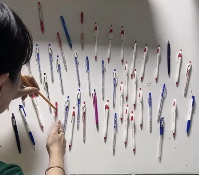 Bút bi dính tường có gì thú vị khiến học sinh lẫn giáo viên muốn thử?- Ảnh 1. Bút bi dính tường có gì thú vị khiến học sinh lẫn giáo viên muốn thử?- Ảnh 1.