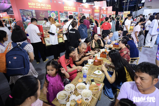 Crowds line up for bowls of ‘pho’ during lively night at Pho Day 2025 in Ho Chi Minh City
- Ảnh 1. Crowds line up for bowls of ‘pho’ during lively night at Pho Day 2025 in Ho Chi Minh City
- Ảnh 1.
