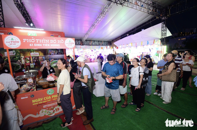 Crowds line up for bowls of ‘pho’ during lively night at Pho Day 2025 in Ho Chi Minh City
- Ảnh 2. Crowds line up for bowls of ‘pho’ during lively night at Pho Day 2025 in Ho Chi Minh City
- Ảnh 2.