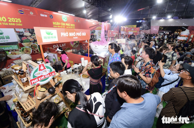 Crowds line up for bowls of ‘pho’ during lively night at Pho Day 2025 in Ho Chi Minh City
- Ảnh 4. Crowds line up for bowls of ‘pho’ during lively night at Pho Day 2025 in Ho Chi Minh City
- Ảnh 4.