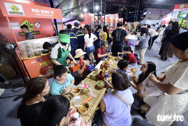 Crowds line up for bowls of ‘pho’ during lively night at Pho Day 2025 in Ho Chi Minh City
- Ảnh 5. Crowds line up for bowls of ‘pho’ during lively night at Pho Day 2025 in Ho Chi Minh City
- Ảnh 5.
