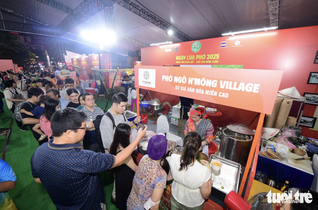 Crowds line up for bowls of ‘pho’ during lively night at Pho Day 2025 in Ho Chi Minh City
- Ảnh 6. Crowds line up for bowls of ‘pho’ during lively night at Pho Day 2025 in Ho Chi Minh City
- Ảnh 6.
