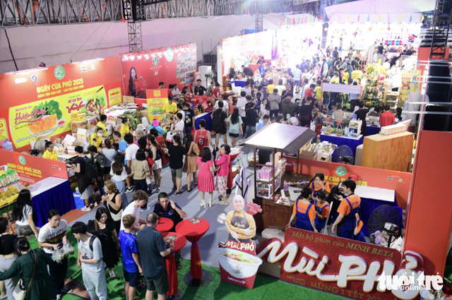 Crowds line up for bowls of ‘pho’ during lively night at Pho Day 2025 in Ho Chi Minh City
- Ảnh 7. Crowds line up for bowls of ‘pho’ during lively night at Pho Day 2025 in Ho Chi Minh City
- Ảnh 7.