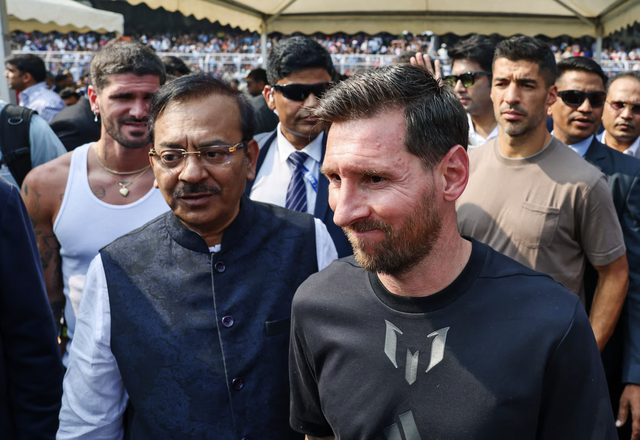 Police detain organiser of Messi visit after Indian fans rip up seats
- Ảnh 1. Police detain organiser of Messi visit after Indian fans rip up seats
- Ảnh 1.