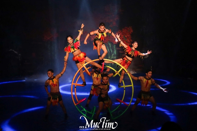 Bạn trẻ 'lạc' vào thế giới thần bí khi xem xiếc Ký ức Hỏa thần- Ảnh 3. Bạn trẻ 'lạc' vào thế giới thần bí khi xem xiếc Ký ức Hỏa thần- Ảnh 3.