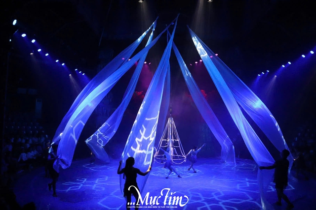 Bạn trẻ 'lạc' vào thế giới thần bí khi xem xiếc Ký ức Hỏa thần- Ảnh 4. Bạn trẻ 'lạc' vào thế giới thần bí khi xem xiếc Ký ức Hỏa thần- Ảnh 4.
