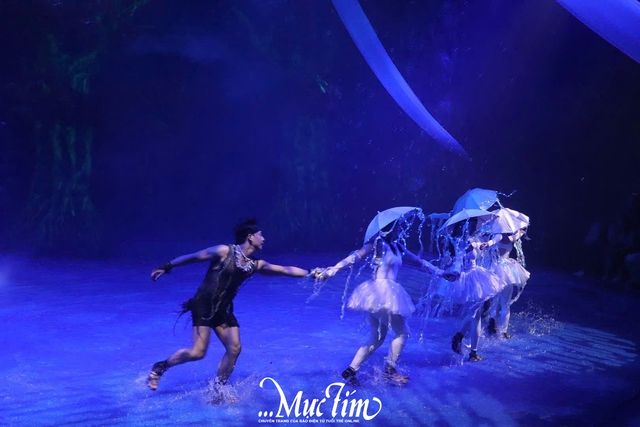 Bạn trẻ 'lạc' vào thế giới thần bí khi xem xiếc Ký ức Hỏa thần- Ảnh 6. Bạn trẻ 'lạc' vào thế giới thần bí khi xem xiếc Ký ức Hỏa thần- Ảnh 6.
