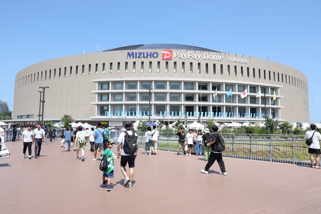Man arrested after 2 stabbed near Fukuoka dome - Ảnh 1.