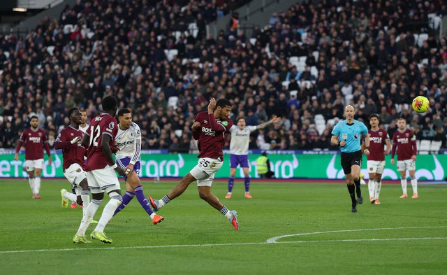 Title-chasing Man City beat Palace 3-0, Villa edge West Ham in five-goal thriller - Ảnh 3. Title-chasing Man City beat Palace 3-0, Villa edge West Ham in five-goal thriller - Ảnh 3.