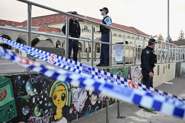 Australia plans tougher gun laws after police say father and son killed 15 at Bondi Beach- Ảnh 3. Australia plans tougher gun laws after police say father and son killed 15 at Bondi Beach- Ảnh 3.