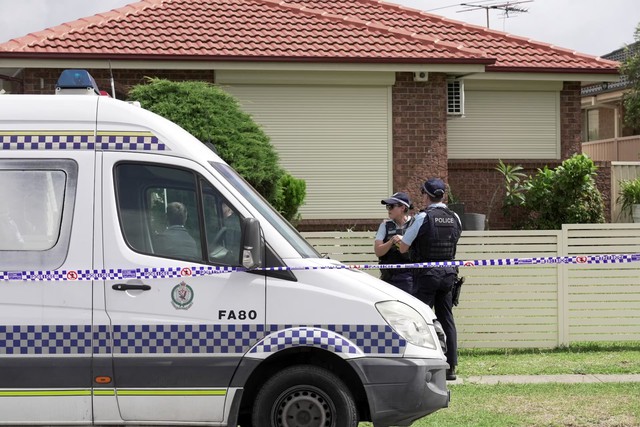 Australia plans tougher gun laws after police say father and son killed 15 at Bondi Beach- Ảnh 2. Australia plans tougher gun laws after police say father and son killed 15 at Bondi Beach- Ảnh 2.