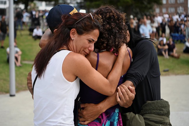 Australia plans tougher gun laws after police say father and son killed 15 at Bondi Beach- Ảnh 1. Australia plans tougher gun laws after police say father and son killed 15 at Bondi Beach- Ảnh 1.