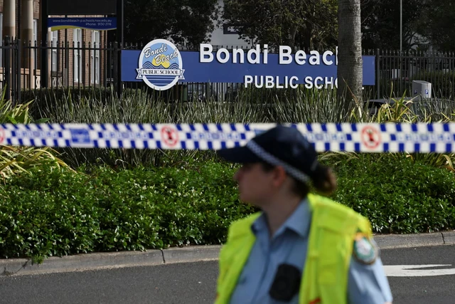 Australia plans tougher gun laws after police say father and son killed 15 at Bondi Beach- Ảnh 5. Australia plans tougher gun laws after police say father and son killed 15 at Bondi Beach- Ảnh 5.