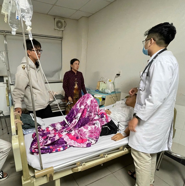 36 hospitalized in Vietnam’s Lam Dong after suspected food poisoning from ‘banh mi’ - Ảnh 1.