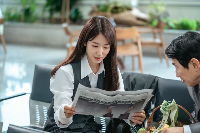 Park Shin Hye một mình diễn hai vai cực ngọt trong Undercover Ms. Hong - Ảnh 1.