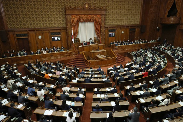 Japan's Diet enacts 18.3-t.-yen extra budget for stimulus package - Ảnh 1.