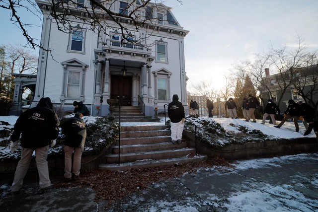 Manhunt for Brown University shooter renewed after police release detained man- Ảnh 2. Manhunt for Brown University shooter renewed after police release detained man- Ảnh 2.