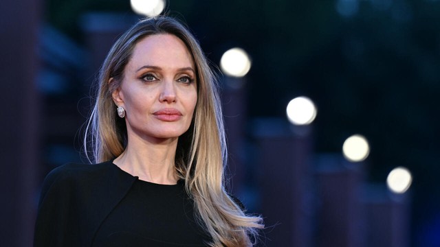 Angelina Jolie reveals mastectomy scars in Time France magazine- Ảnh 1. Angelina Jolie reveals mastectomy scars in Time France magazine- Ảnh 1.